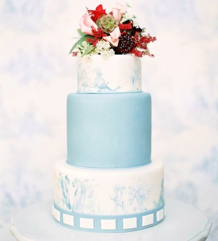 Bánh cưới đẹp màu xanh thanh lịch phủ kem loang màu nước