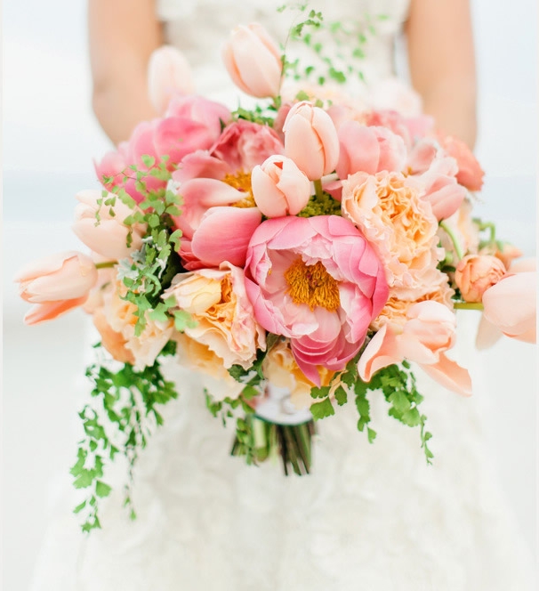Hoa cầm tay cô dâu rực rỡ kết từ hoa mẫu đơn và tulip