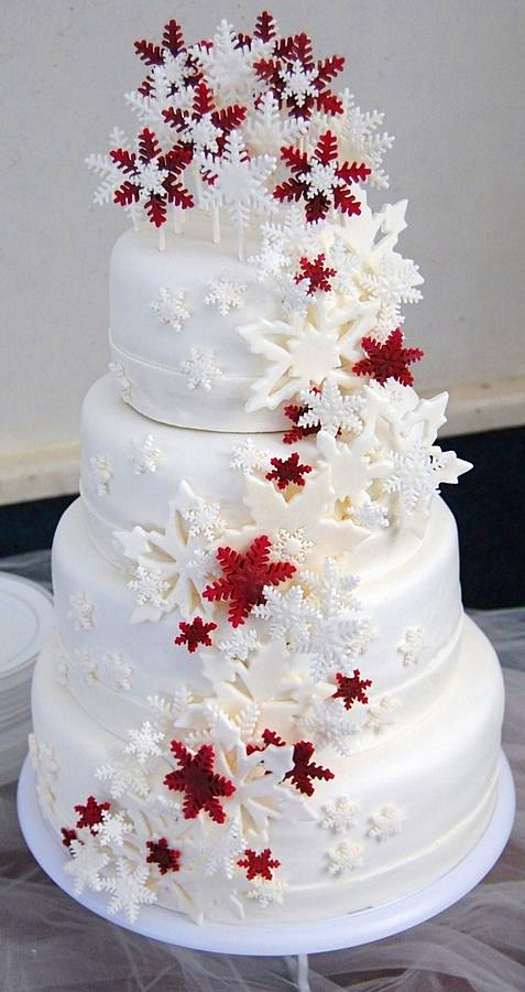 Bánh cưới đẹp màu trắng trang trí hoa tuyết trắng đỏ