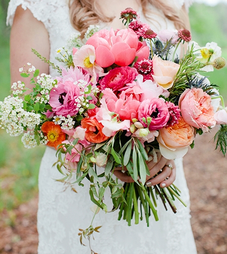 Hoa cầm tay cô dâu phong cách phóng khoáng cho tiệc cưới mùa Xuân