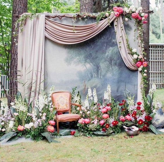Backdrop hoa chụp ảnh cưới kết hợp lụa mềm mại