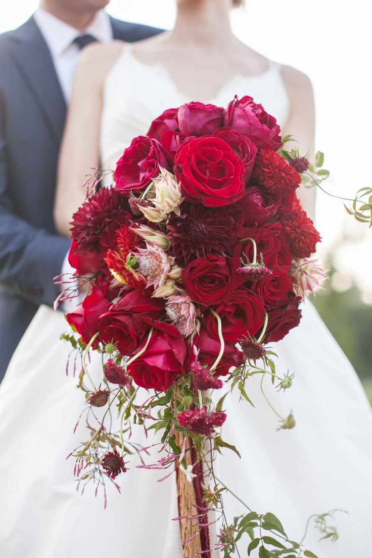 Hoa cầm tay cô dâu màu đỏ rực rỡ cho tiệc cưới mùa Xuân