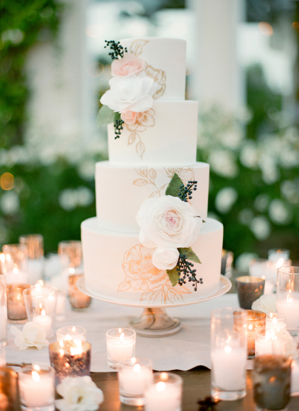 Mẫu bánh cưới đẹp phủ fondant kèm họa tiết vẽ tay sắc sảo