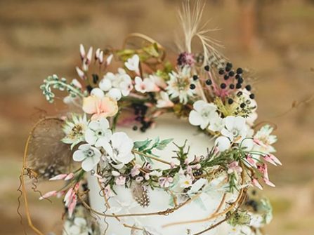 Bánh cưới đẹp trang trí hoa tươi đậm phong cách rustic