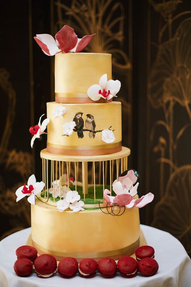 Bánh cưới đẹp mang sắc màu nhiệt đới trang trí với lồng chim độc đáo