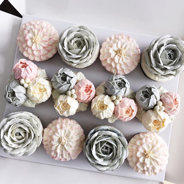 Bánh cưới đẹp - Cupcake phủ kem vanilla ngọt lịm cho ngày cưới trọn vẹn niềm vui