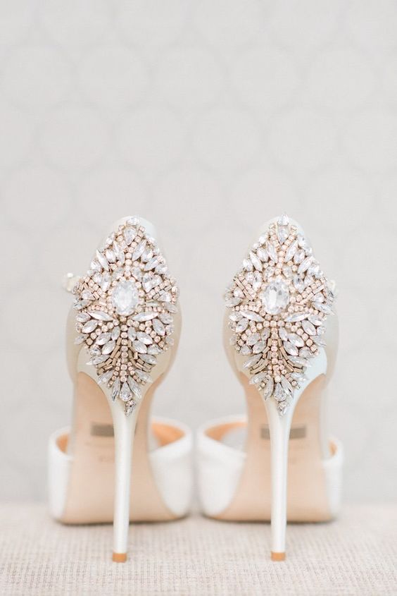 Tổng hợp ngay những mẫu giày cưới cô dâu tuyệt đẹp với các chi tiết thêu đính, cẩn khắc đá, ren, pha lê vô cùng tinh xảo giúp các nàng khoe gót ngọc diễm kiều ngày cưới.