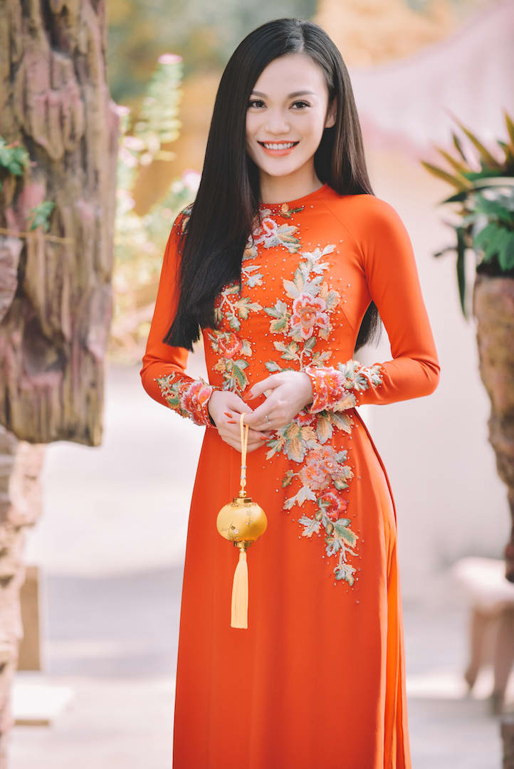 áo dài màu cam Cao Thùy Linh