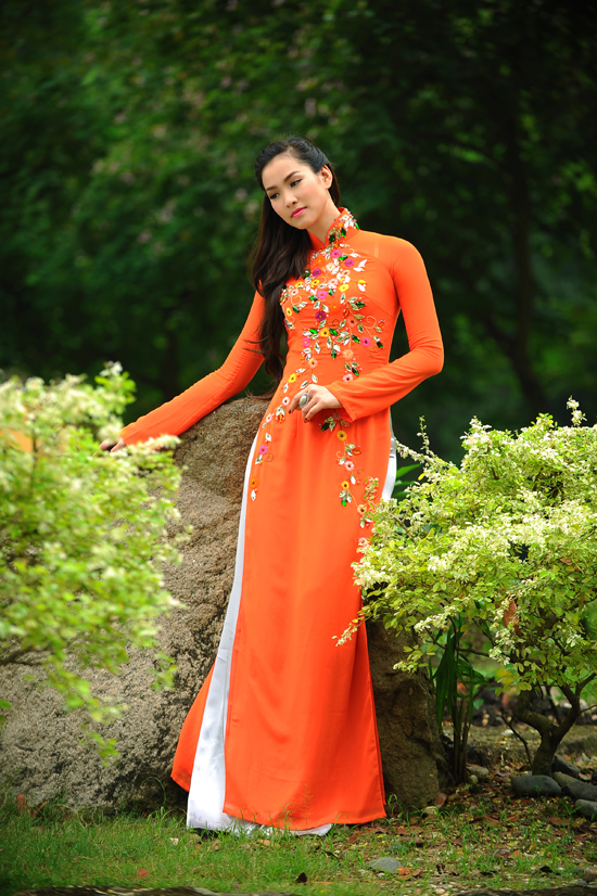 áo dài màu cam Vương Thu Phương