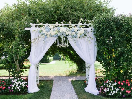 Cách làm cổng hoa cưới đẹp với sắc trắng tinh khôi