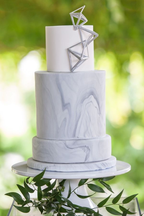Cùng Marry tham khảo theme cưới đẹp và sáng tạo với những vân đá cẩm thạch cùng các tông màu lạnh trầm, tạo nên buổi tiệc sang trọng và thời thượng.
