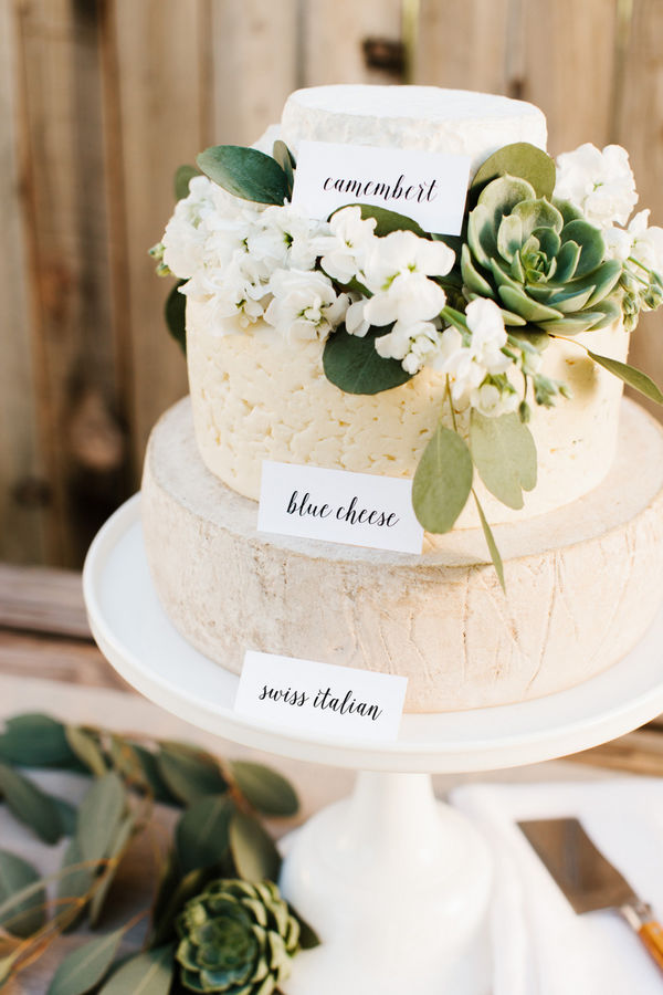Cùng Marry tham khảo 10 mẫu bánh cưới kết hợp hài hòa giữa sắc trắng của kem vani cùng màu xanh tươi mát của nhành lá, đóa hoa tuyệt đẹp!