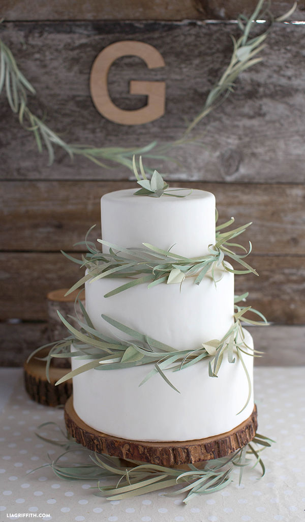 Cùng Marry tham khảo 10 mẫu bánh cưới kết hợp hài hòa giữa sắc trắng của kem vani cùng màu xanh tươi mát của nhành lá, đóa hoa tuyệt đẹp!