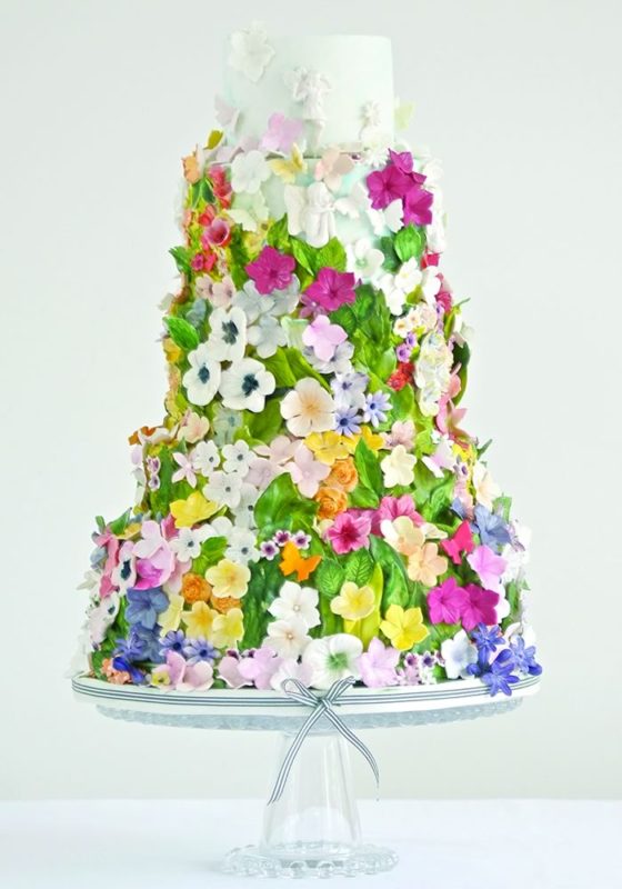 Hãy cùng Marry tham khảo những mẫu bánh cưới tuyệt đẹp với hình ảnh của những khu vườn thượng uyển nên thơ cùng các chi tiết hoa lá sống động.
