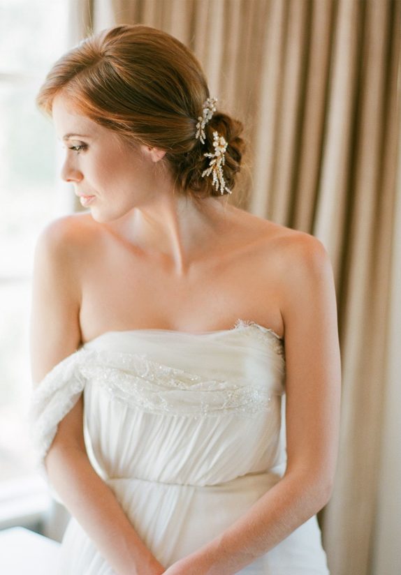 Còn gì thú vị hơn khi ngày cưới bạn được hóa thân thành nữ thần lộng lẫy với nhũng kiểu tóc cô dâu độc đáo cùng phụ kiện sang trọng!