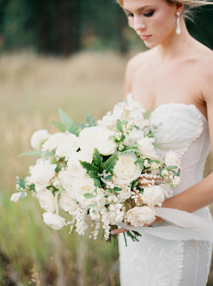 Thêm nét xinh yêu trong ngày cưới cùng những bó hoa cưới thật đẹp mang sắc trắng tinh khôi và ngọt ngào như những áng mây thơ mộng!