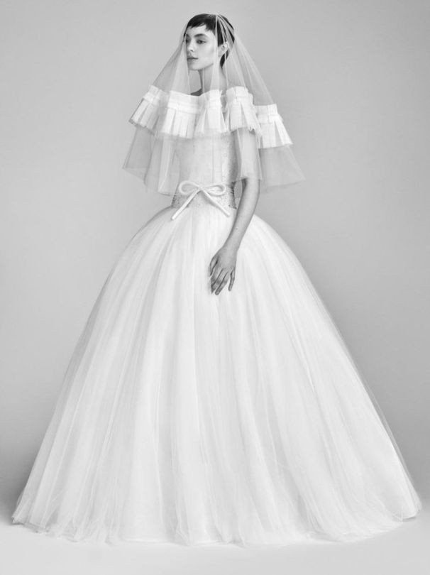 Cùng Marry tìm những mẫu khăn voan cô dâu thật ưng ý với những thiết kế váy cưới đẹp mới nhất từ tuần lễ thời trang cưới Xuân Hè 2018 (10)