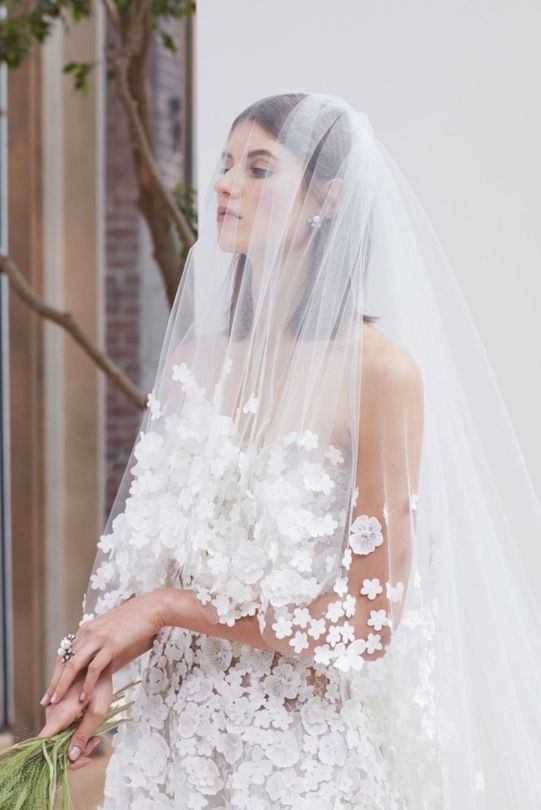 Cùng Marry tìm những mẫu khăn voan cô dâu thật ưng ý với những thiết kế váy cưới đẹp mới nhất từ tuần lễ thời trang cưới Xuân Hè 2018 (11)