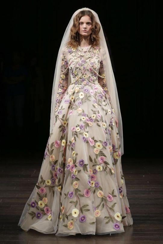 Cùng Marry tìm những mẫu khăn voan cô dâu thật ưng ý với những thiết kế váy cưới đẹp mới nhất từ tuần lễ thời trang cưới Xuân Hè 2018 (13)
