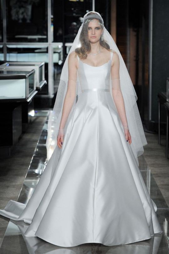 Cùng Marry tìm những mẫu khăn voan cô dâu thật ưng ý với những thiết kế váy cưới đẹp mới nhất từ tuần lễ thời trang cưới Xuân Hè 2018 (14)