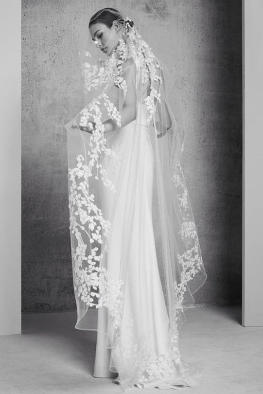Cùng Marry tìm những mẫu khăn voan cô dâu thật ưng ý với những thiết kế váy cưới đẹp mới nhất từ tuần lễ thời trang cưới Xuân Hè 2018 (3)