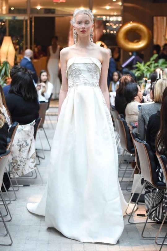 Cùng Marry tìm những mẫu khăn voan cô dâu thật ưng ý với những thiết kế váy cưới đẹp mới nhất từ tuần lễ thời trang cưới Xuân Hè 2018 (7)