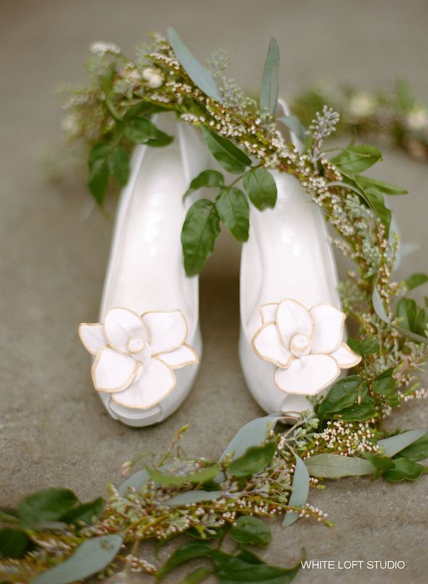 Ngày cưới chẳng thể thiếu những đôi giày xinh xắn để bạn có thể tiện di chuyển mà vẫn không thiếu tính thẩm mỹ. Hãy cùng Marry tham khảo một số mẫu giày cưới độc đáo cho ngày trọng đại nhé!