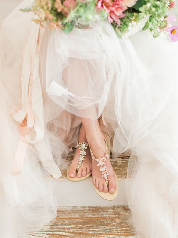 Ngày cưới chẳng thể thiếu những đôi giày xinh xắn để bạn có thể tiện di chuyển mà vẫn không thiếu tính thẩm mỹ. Hãy cùng Marry tham khảo một số mẫu giày cưới độc đáo cho ngày trọng đại nhé!