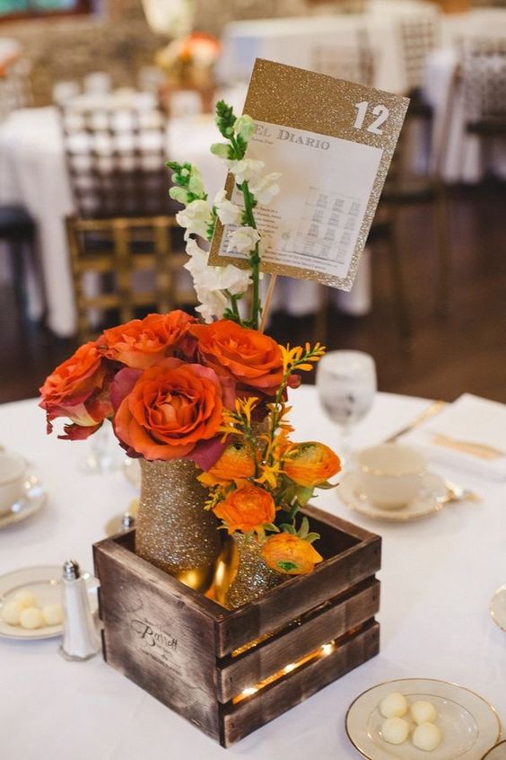 Thổi bừng sức sống và niềm vui ngày cưới với những mảng màu cam rực rỡ và vui nhộn cùng những cánh hoa và vật dụng trang trí sống động!