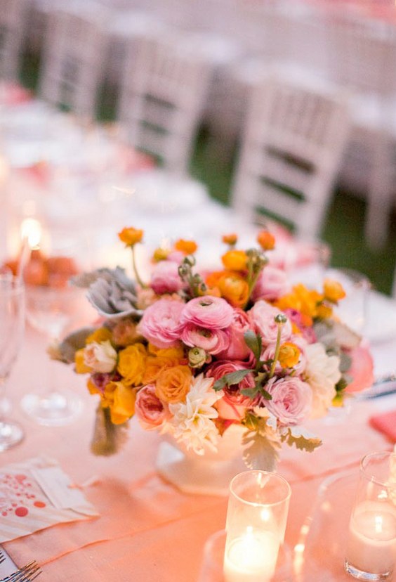 Thổi bừng sức sống và niềm vui ngày cưới với những mảng màu cam rực rỡ và vui nhộn cùng những cánh hoa và vật dụng trang trí sống động!