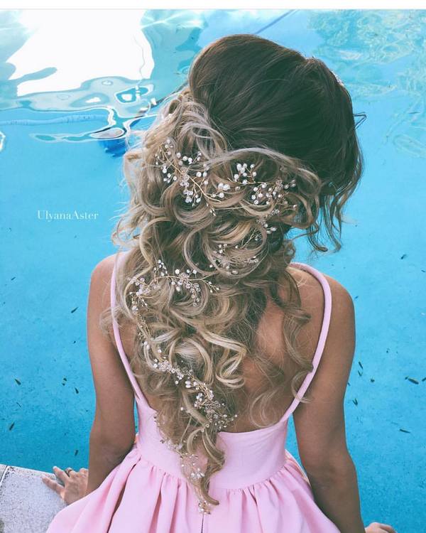 Những bông hoa xinh xắn "hé nở" hoặc những chú bướm xinh đẹp, lấp lánh trên mái tóc sẽ là điểm nhấn độc đáo, tăng thêm nét duyên thầm cho mái tóc cô dâu.