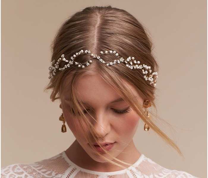 Phụ kiện ngọc trai không chỉ gợi vẻ đẹp sang trọng, mà còn có thể là điểm nhấn lộng lẫy cho mái tóc cô dâu trong ngày cưới.