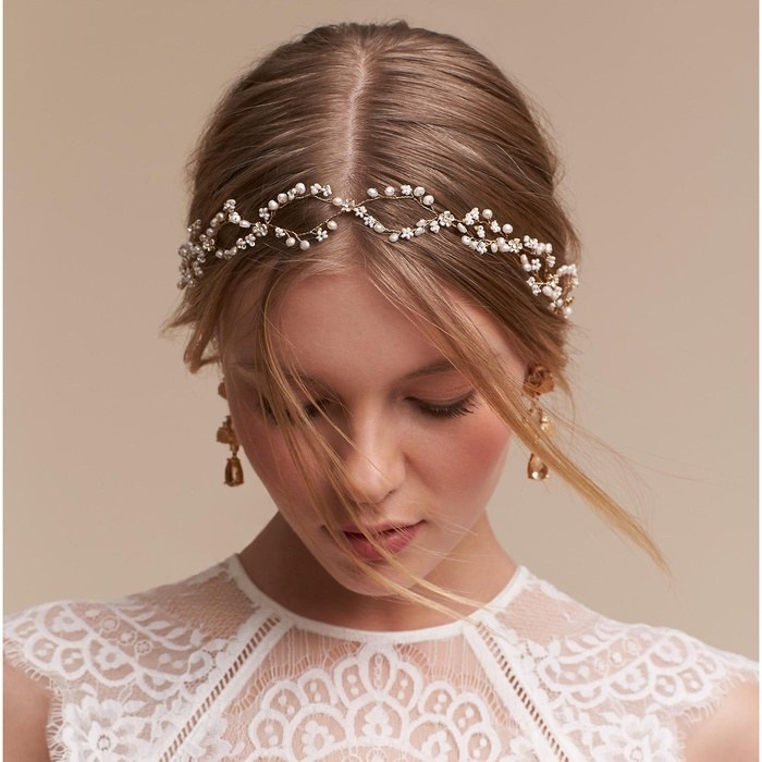 Phụ kiện ngọc trai không chỉ gợi vẻ đẹp sang trọng, mà còn có thể là điểm nhấn lộng lẫy cho mái tóc cô dâu trong ngày cưới.