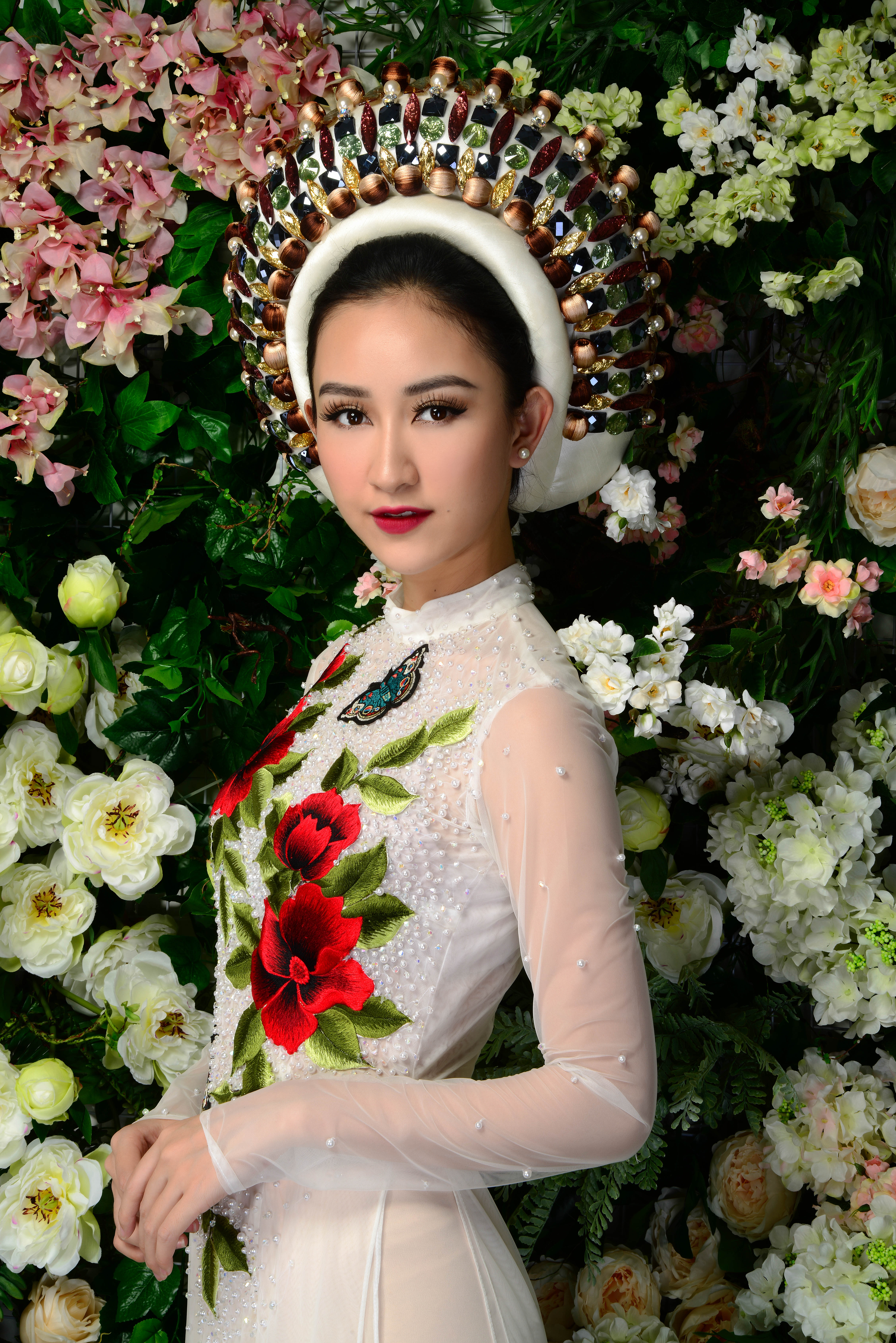 Cùng Hoa hậu Đại dương 2017 nhưng Á hậu Hà Thu tham khảo những mẫu áo dài cưới thêu hoa lá của NTK Đặng Trọng Minh Châu.