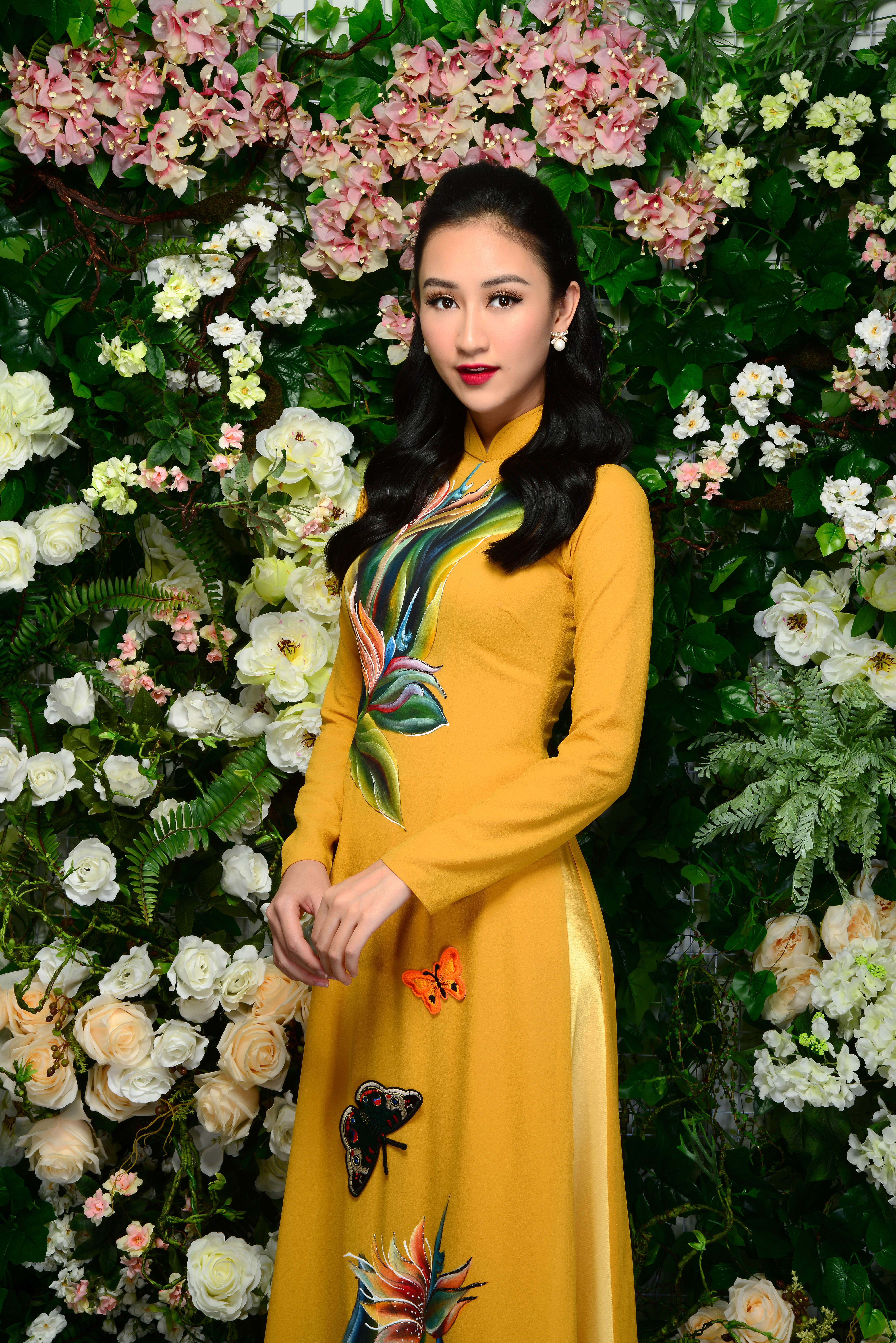 Cùng Hoa hậu Đại dương 2017 nhưng Á hậu Hà Thu tham khảo những mẫu áo dài cưới thêu hoa lá của NTK Đặng Trọng Minh Châu.