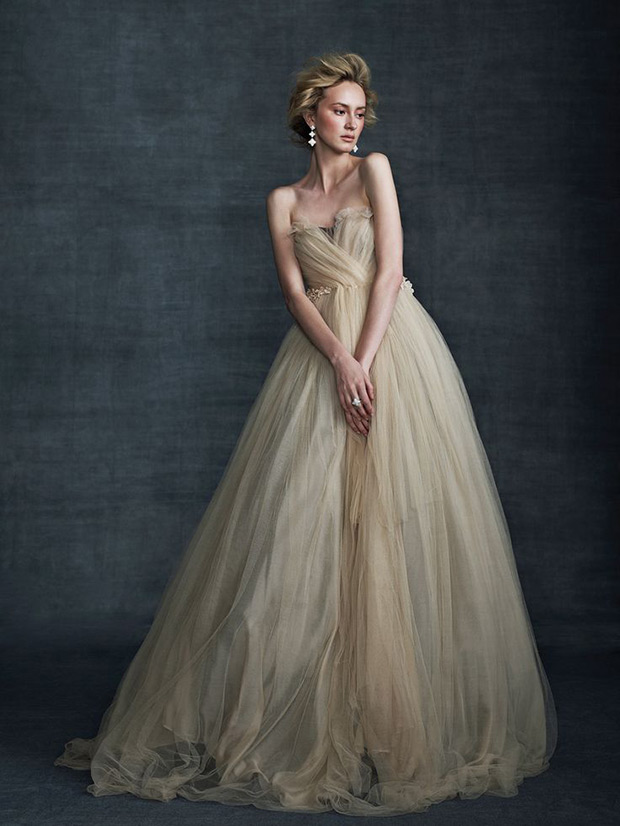 Mơ mộng và huyền ảo, Samuelle Couture mang đến BST váy cưới đẹp với nhiều chất liệu tinh tế cùng các đường cắt cúp ôm sát gợi cảm, sang trọng.