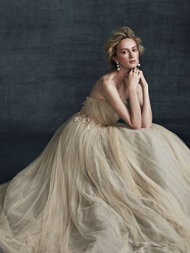 Mơ mộng và huyền ảo, Samuelle Couture mang đến BST váy cưới đẹp với nhiều chất liệu tinh tế cùng các đường cắt cúp ôm sát gợi cảm, sang trọng.
