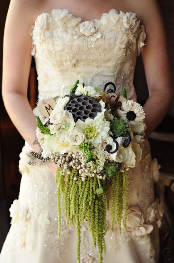Cùng Marry tham khảo một số mẫu hoa cưới đẹp với điểm nhấn là những nhánh hoa sen trang nhã, thanh tao giúp các cô dâu thêm xinh xắn trong ngày cưới.