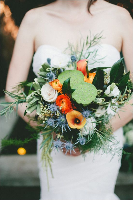 Cùng Marry tham khảo một số mẫu hoa cưới đẹp với điểm nhấn là những nhánh hoa sen trang nhã, thanh tao giúp các cô dâu thêm xinh xắn trong ngày cưới.