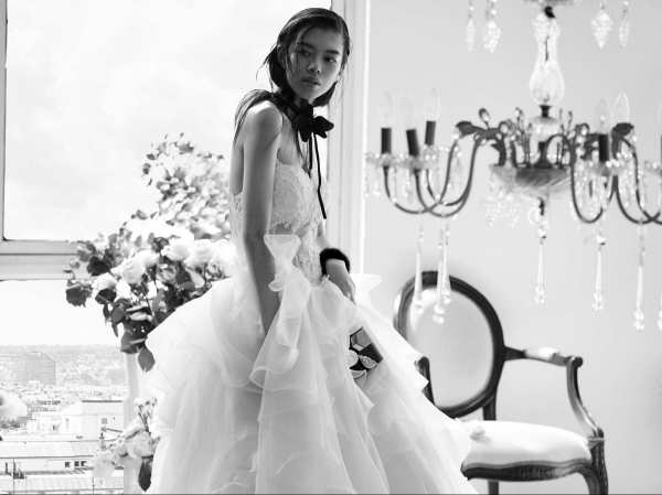 Hãy cùng Marry thváy cưới hàng hiệu am khảo một số cách phối hợp phụ kiện thật ăn ý với chiếc đầm cưới trắng tinh khôi trong bộ ảnh trưng trổ loạt thiết kế váy cưới hàng hiệu xa xỉ đẹp hút hồn!