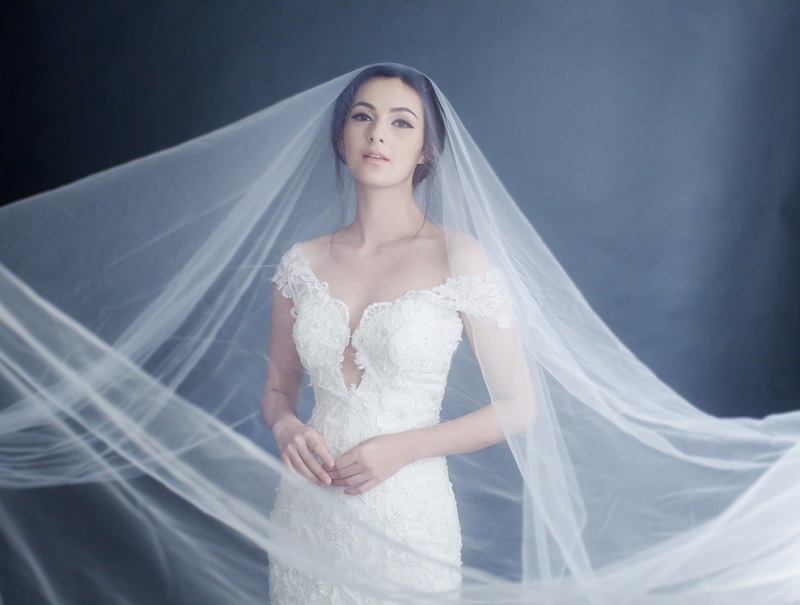 10 mẫu váy cưới đẹp với tông màu trắng tinh khôi cùng chất liệu mềm rũ sẽ giúp các cô dâu có vẻ ngoài thật rạng rỡ trong ngày trọng đại. Hãy cùng Marry tham khảo nhé!