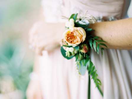 Tự làm hoa đeo tay cô dâu bằng hoa hồng xinh xắn
