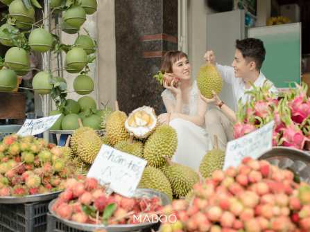 Ảnh cưới phong cách tự nhiên lãng mạn giữa chợ trái cây Sài Gòn