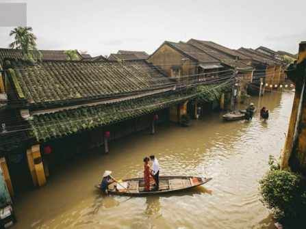 Album ảnh cưới trong mùa lũ Hội An