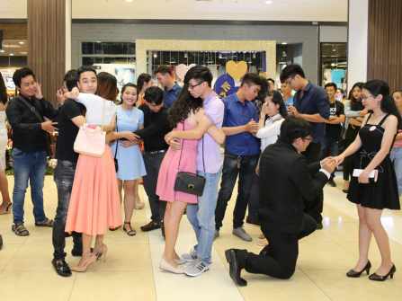 Giới trẻ hào hứng tham gia sự kiện Ngày Cầu Hôn 11-11 đầu tiên ở Việt Nam