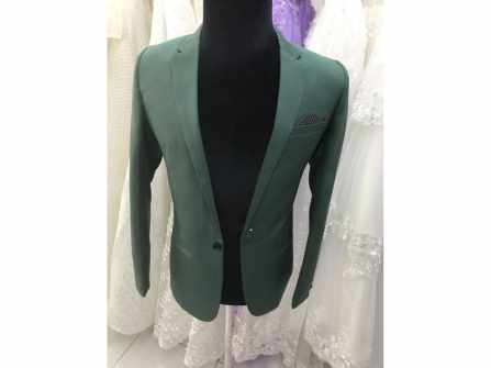 Tặng cà vạt hoặc nơ chú rể cho khách hàng mua bộ vest cưới