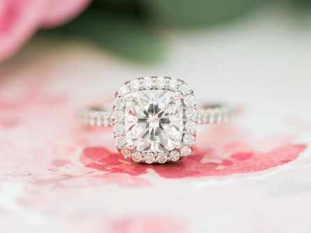 Chọn nhẫn kim cương cho cô dâu như thế nào cho đẹp và tiết kiệm?