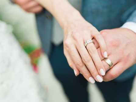 Chọn nhẫn cưới đính đá quý theo tháng sinh ý nghĩa như thế nào?