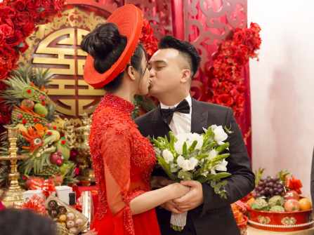 Diệp Lâm Anh diện áo dài đỏ rạng rỡ trong lễ rước dâu bằng dàn siêu xe chục tỷ