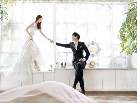 9 cách tạo dáng chụp ảnh cưới trong phòng 